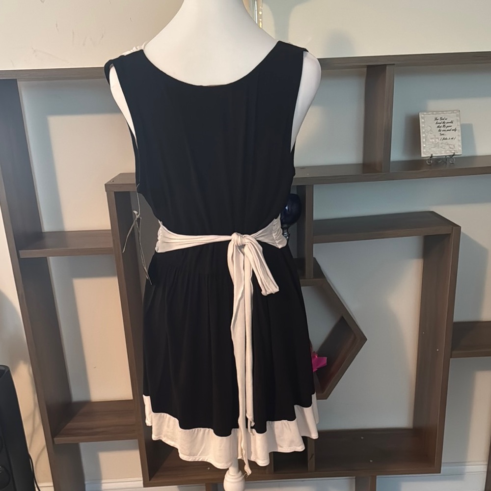 NWT Elegant Black and White Women's Sleeveless Top - Picture 3 of 9